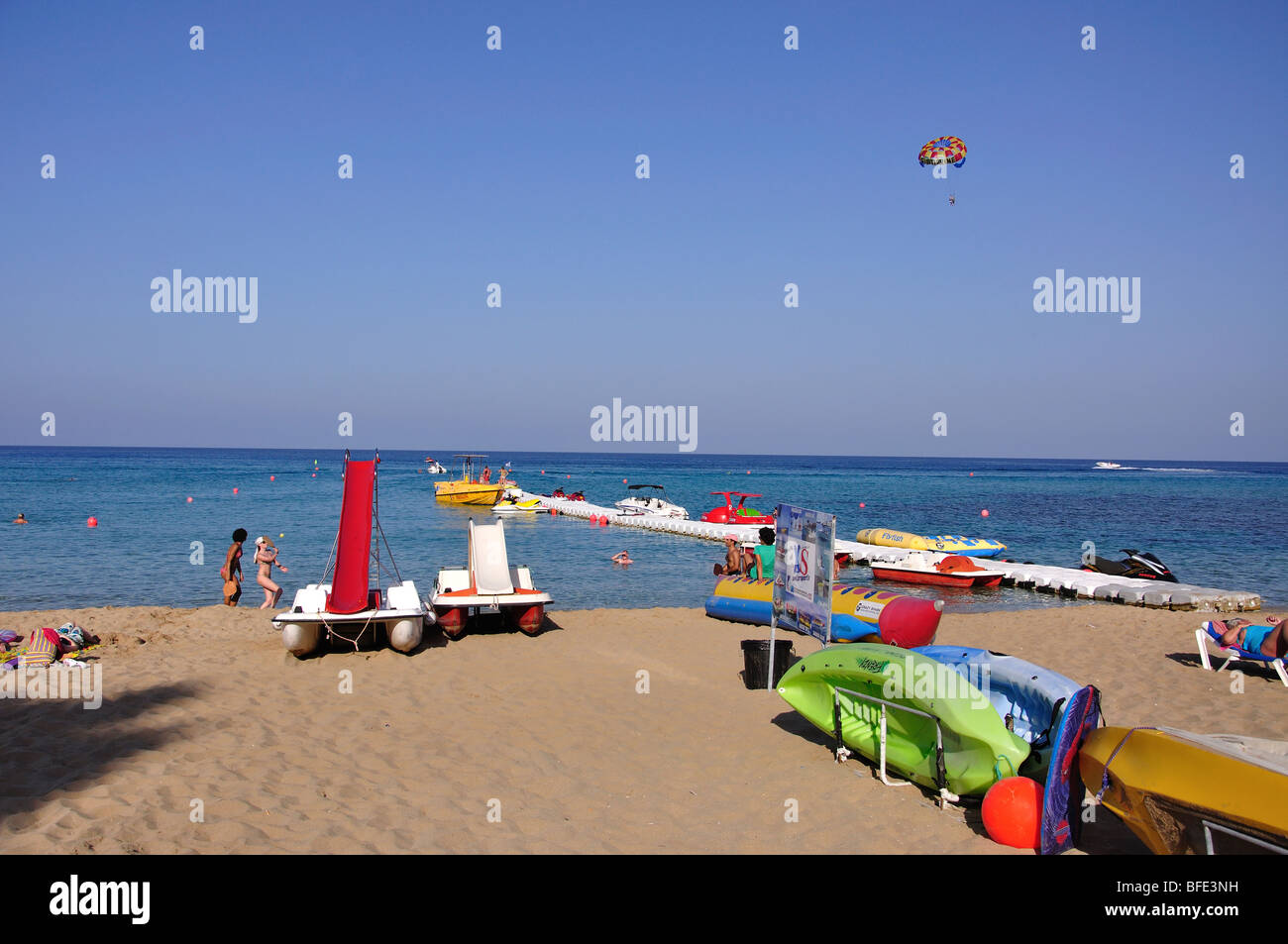 Vue sur la plage, la baie de Protaras, Protaras, Chypre, District de Famagouste Banque D'Images