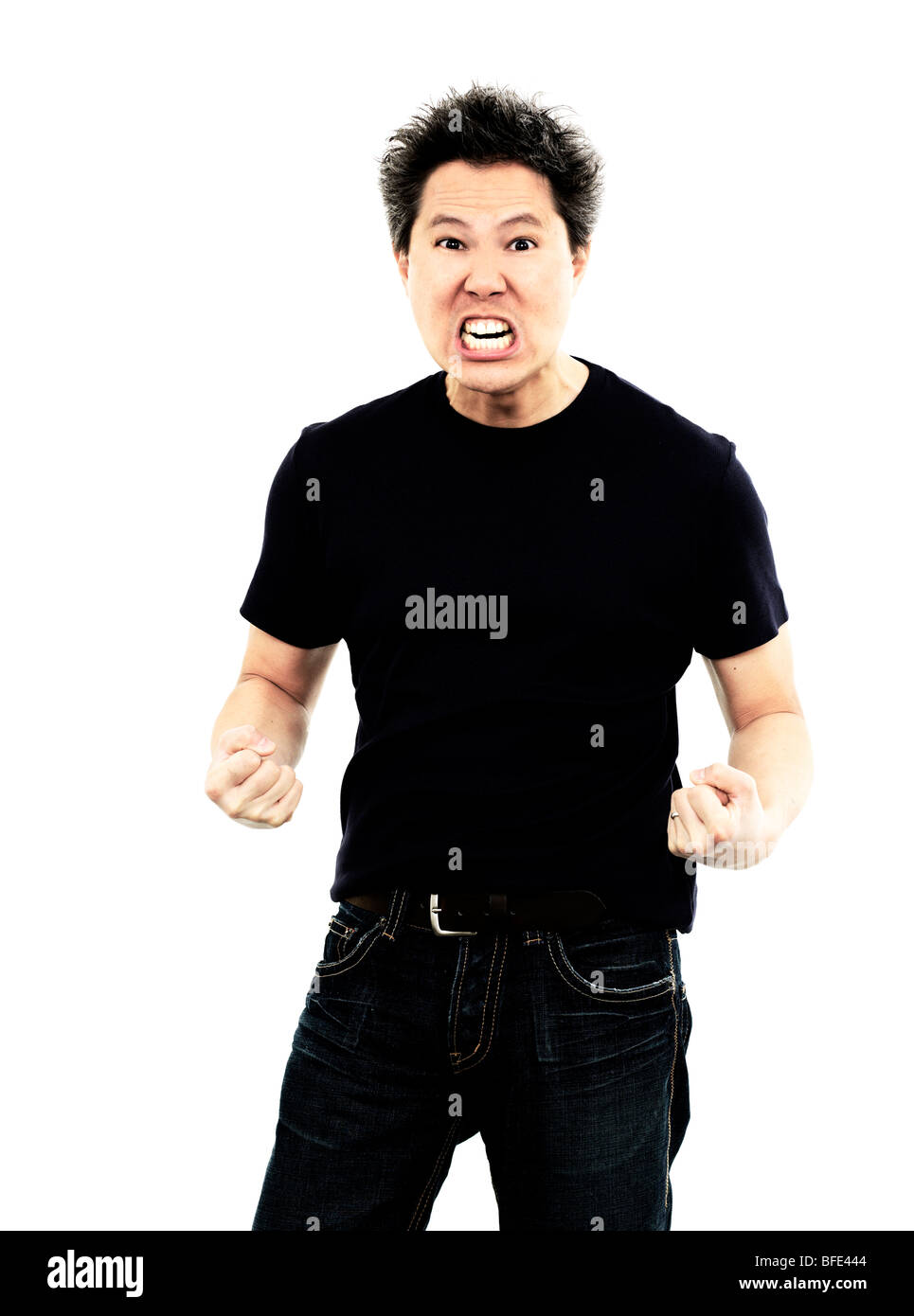 Homme asiatique de 44 ans portait un jean et un tee-shirt bleu debout sur un fond blanc de crier Banque D'Images