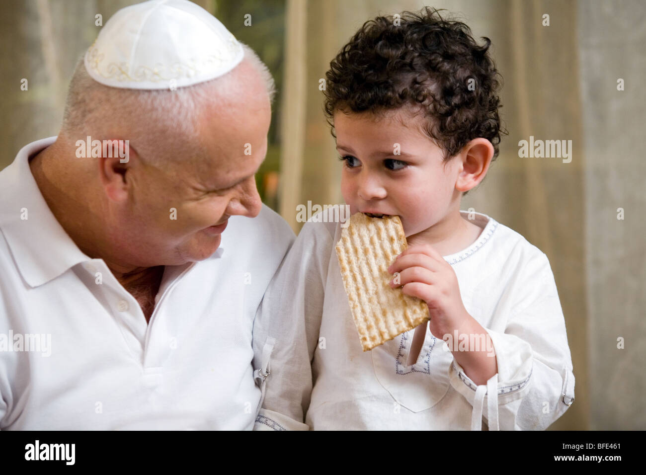 Enfant de manger la matsa. Banque D'Images