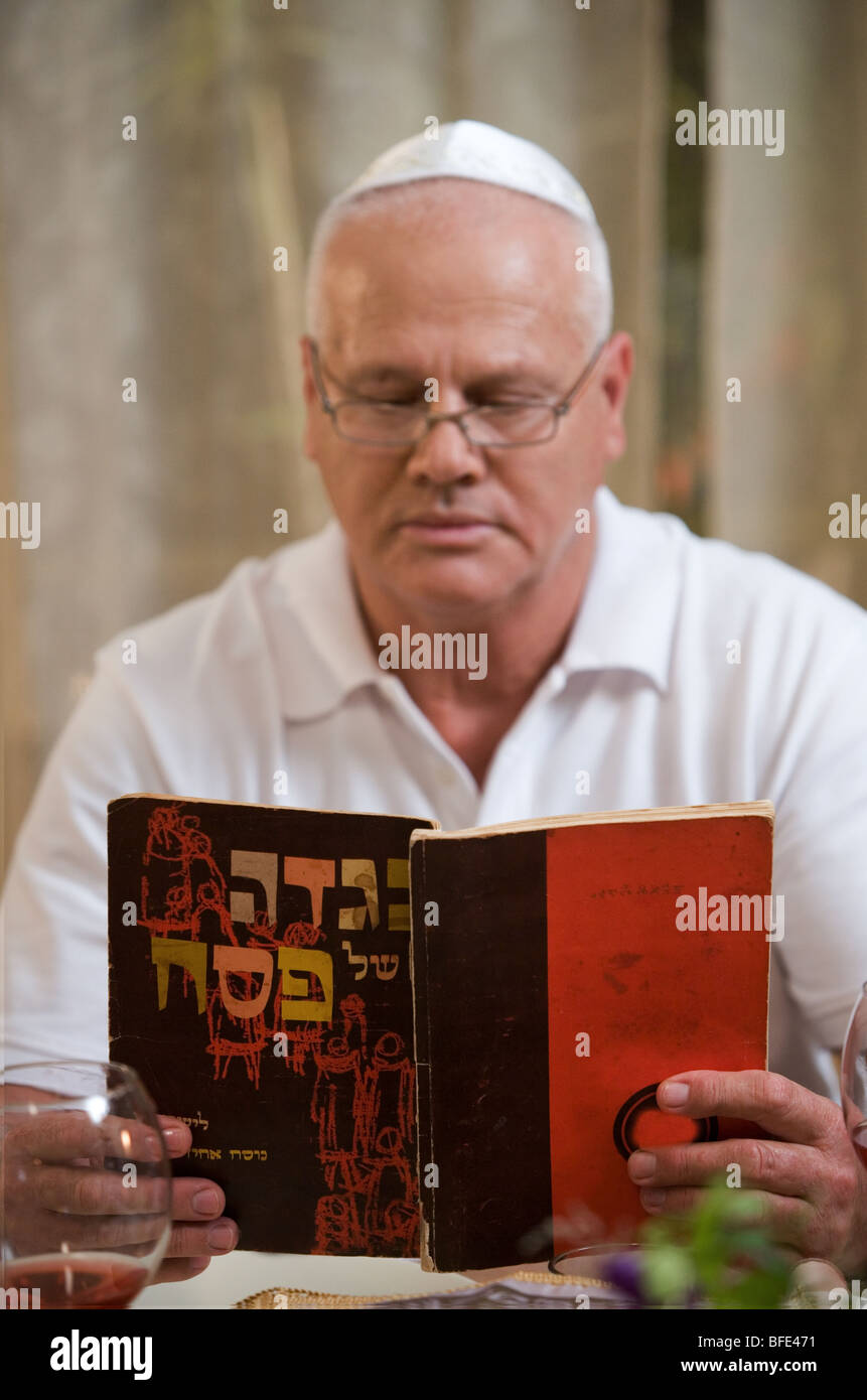 La lecture de l'homme à la Haggadah de nuit du Seder. Banque D'Images
