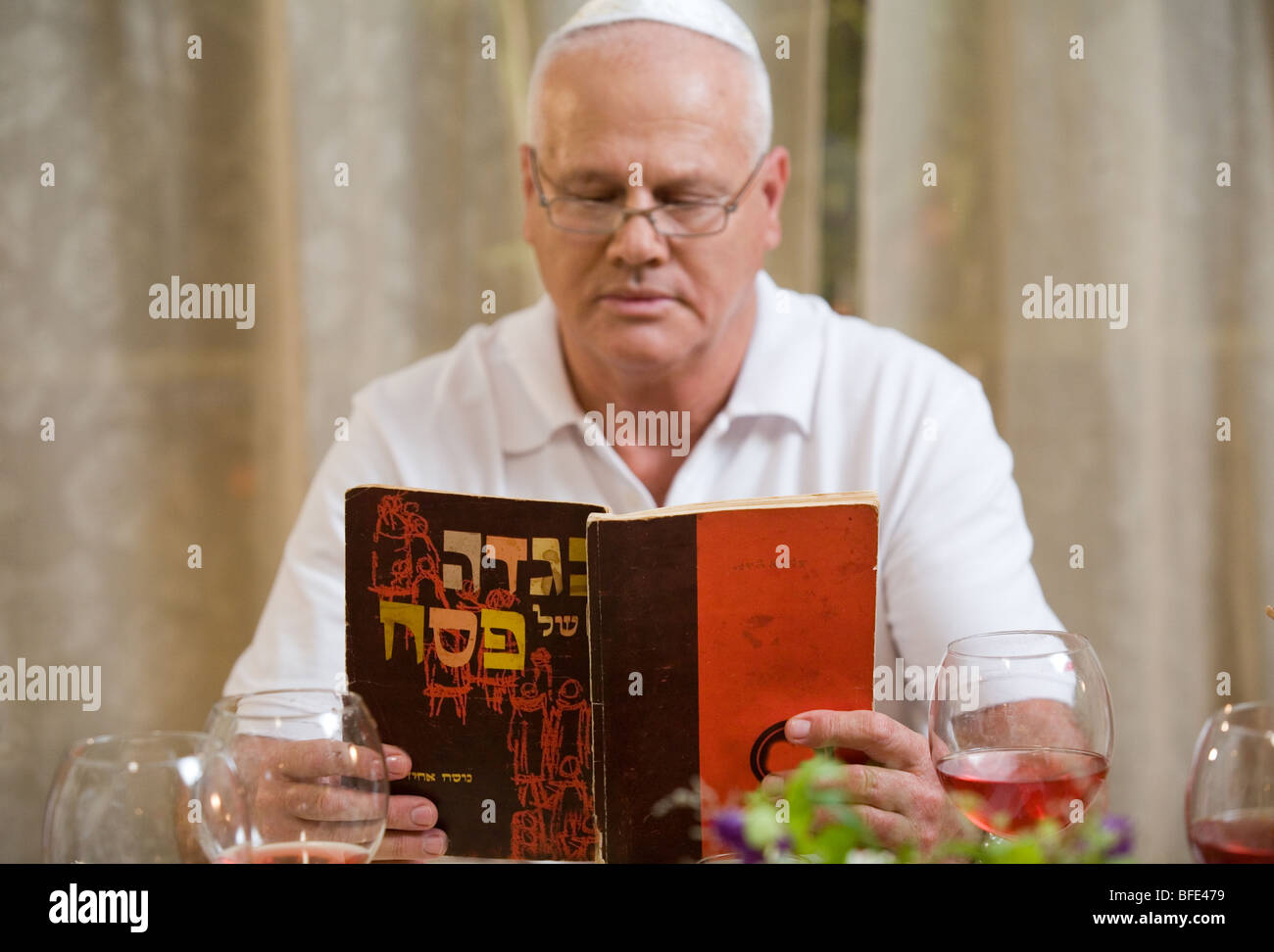 La lecture de la Haggadah homme Banque D'Images