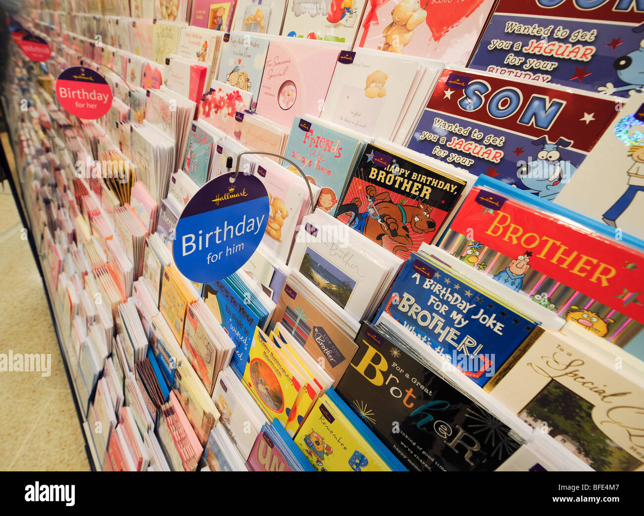 Cartes d'anniversaire en vente dans un supermarché de la rue. Banque D'Images