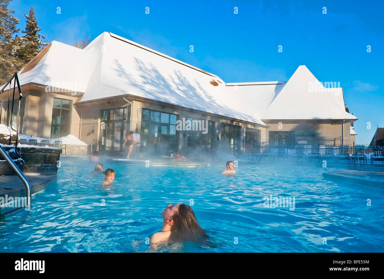 Les gens se baigner dans une piscine chauffée en hiver à l'hôtel Fairmont Manoir Richelieu, La Malbaie, Charlevoix, Québec, Canada Banque D'Images