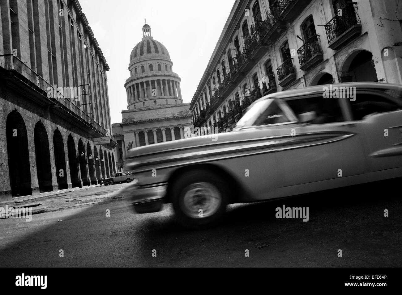 Une voiture américaine classsic à partir des années 1950, passant le long de la rue en face du Capitole (el capitolio), La Havane, Cuba. Banque D'Images