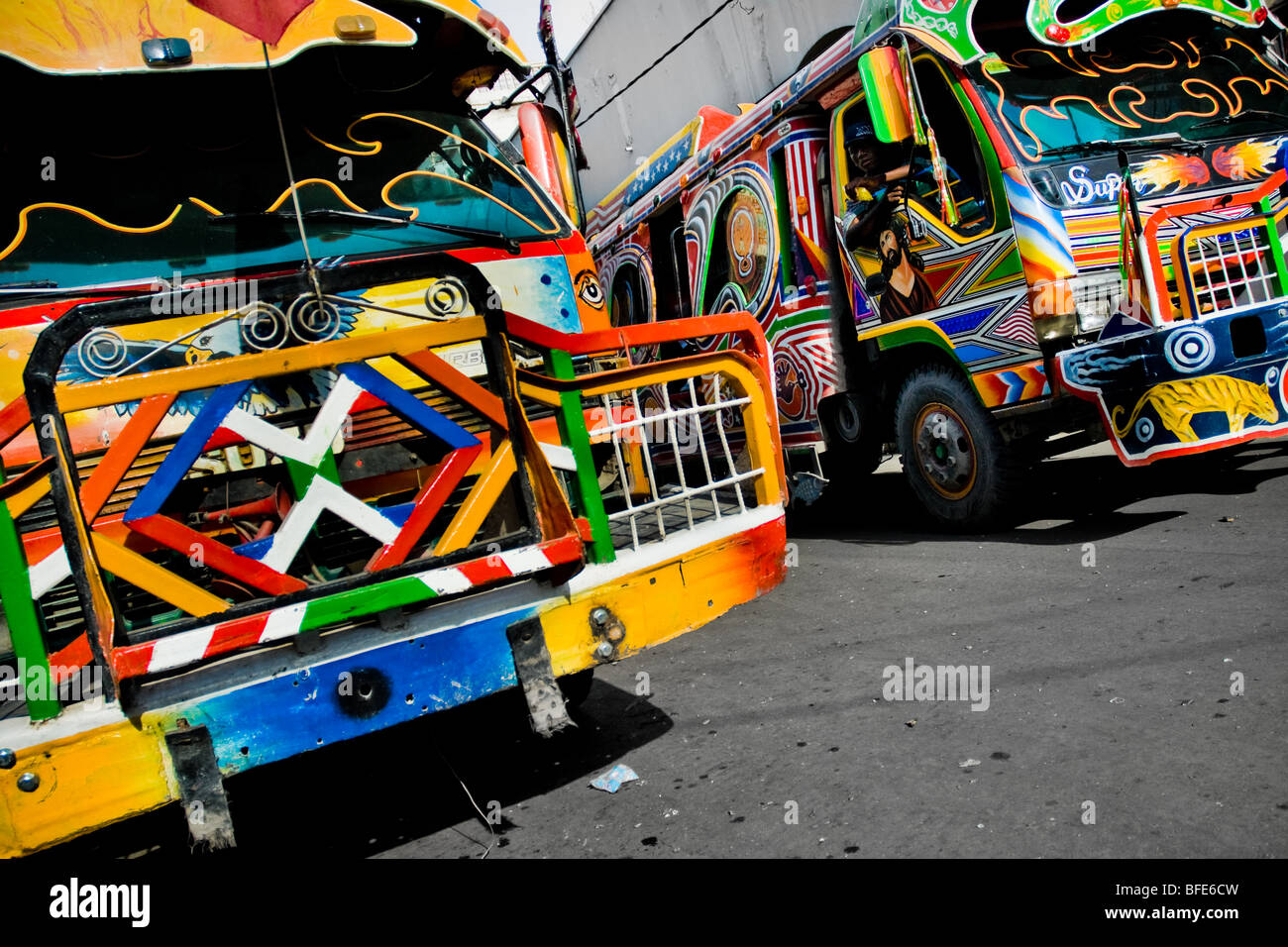 Les autobus tap-tap en passant par le centre-ville de Port-au-Prince, Haïti. Banque D'Images