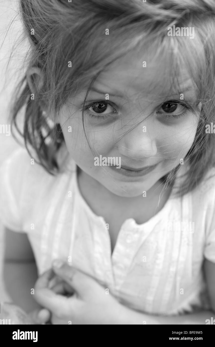 Close up portrait of cute girl noir et blanc Banque D'Images