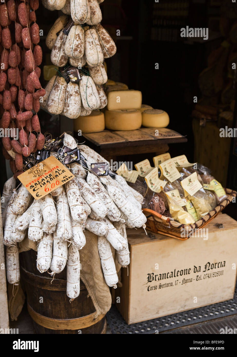 Un magasin de charcuterie afficher les aliments locaux à Norcia Ombrie Italie Banque D'Images
