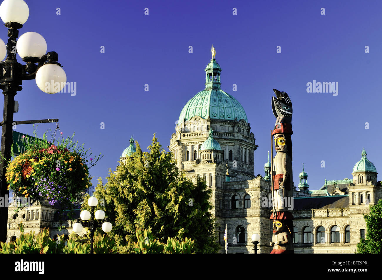 Édifices du Parlement et le mât totémique, Victoria, île de Vancouver, Colombie-Britannique, Canada Banque D'Images