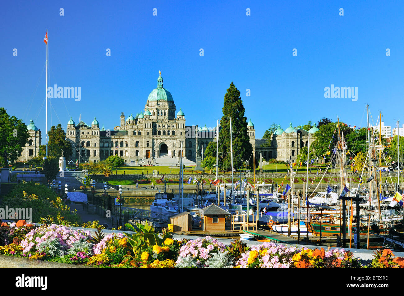 Parterre et port intérieur avec des édifices du Parlement, Victoria, île de Vancouver, Colombie-Britannique, Canada Banque D'Images