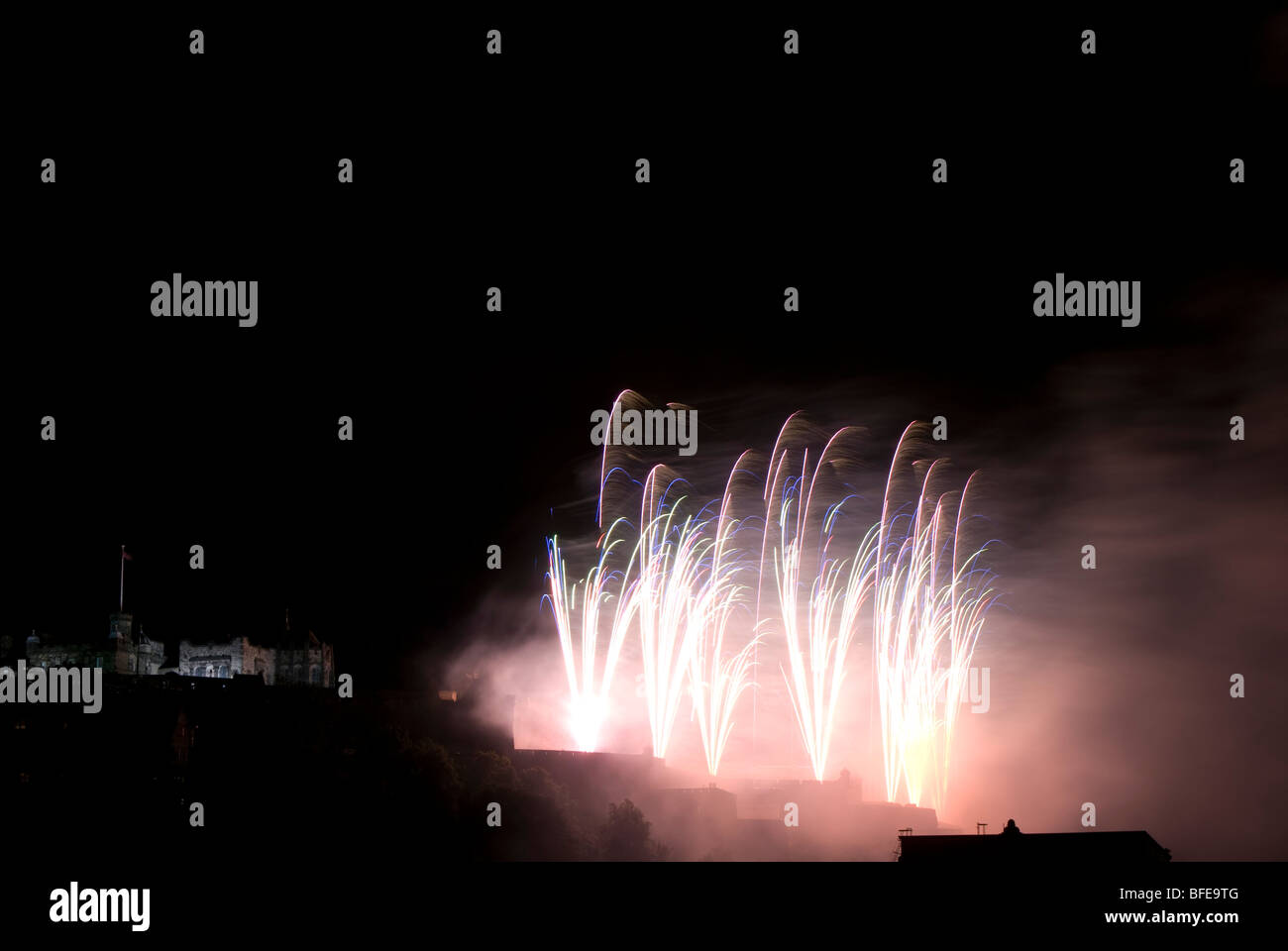 Le feu d'artifice du château d'Édimbourg, qui marque la fin de l'International Festival chaque année. Banque D'Images