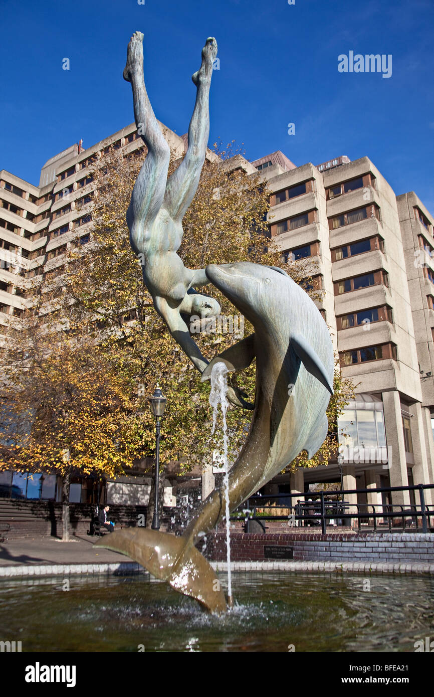 David Wynne's 'Girl avec un dauphin' sculpture par la London Tower Bridge et St Catherine's Dock Banque D'Images