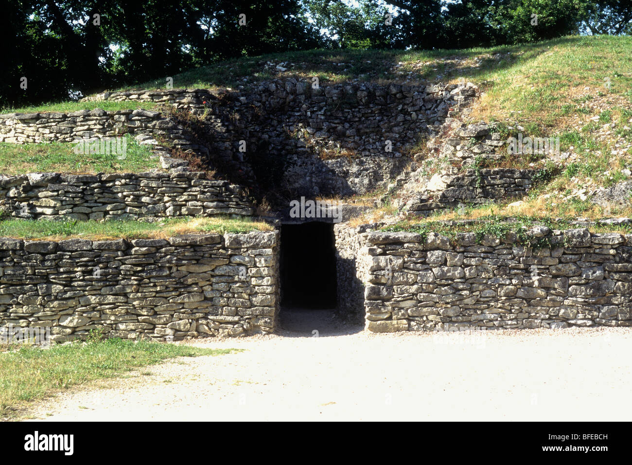 Tumulus bougon france Banque de photographies et d’images à haute ...