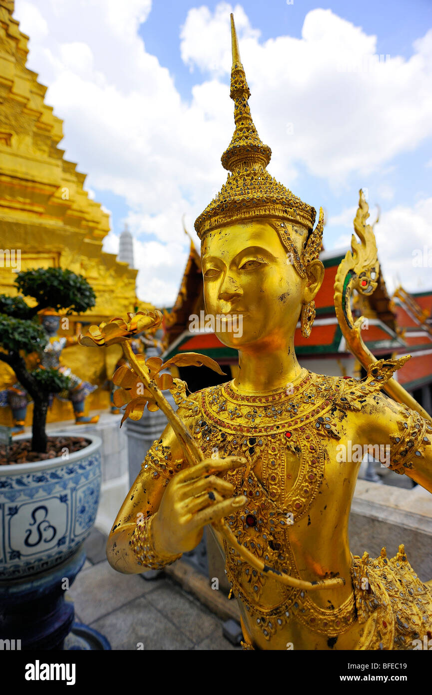 Kinnara, sculpture de la moitié de la moitié des oiseaux d'être homme. Gardiennage à Wat Phra Kaew Banque D'Images