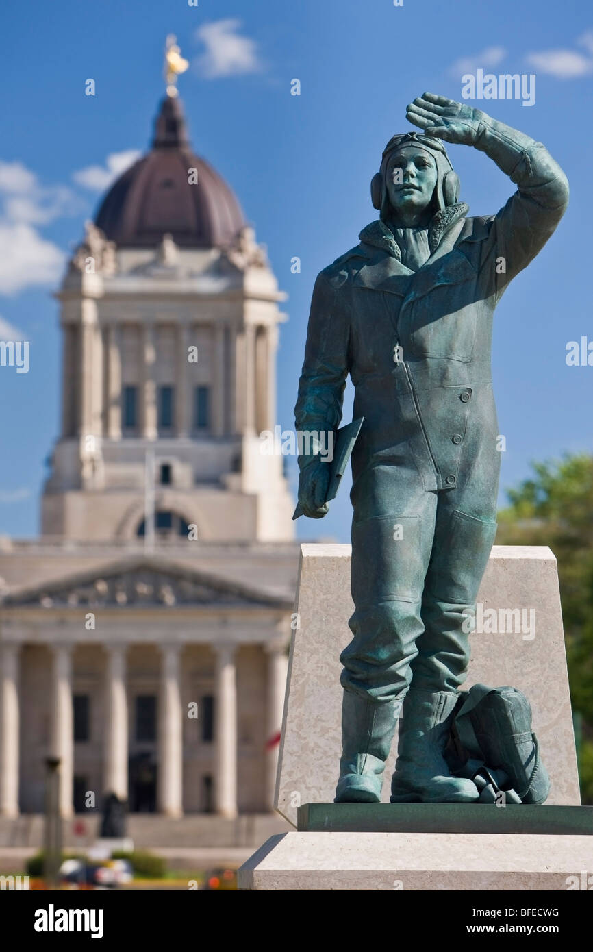 Statue d'un aviateur (un monument pour les aviateurs qui ont perdu leur vie pendant la Seconde Guerre mondiale) et l'Édifice de l'Assemblée législative du Manitoba Winnipeg Banque D'Images