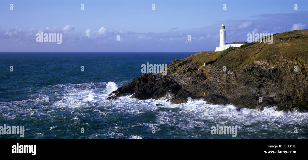 Stencking Cove et le phare de Trevose Head sur la côte nord de Cornwall près de Padstow, Cornouailles, Angleterre. Banque D'Images