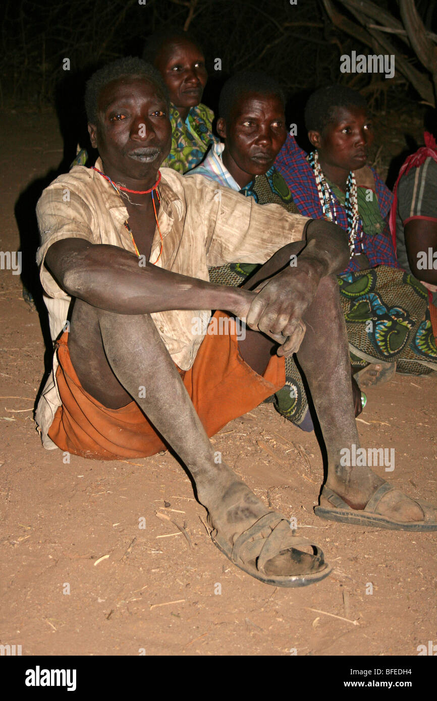 Tribu Hadza gens assis sur le sol, pris près de Yaeda Chini, Tanzanie Banque D'Images