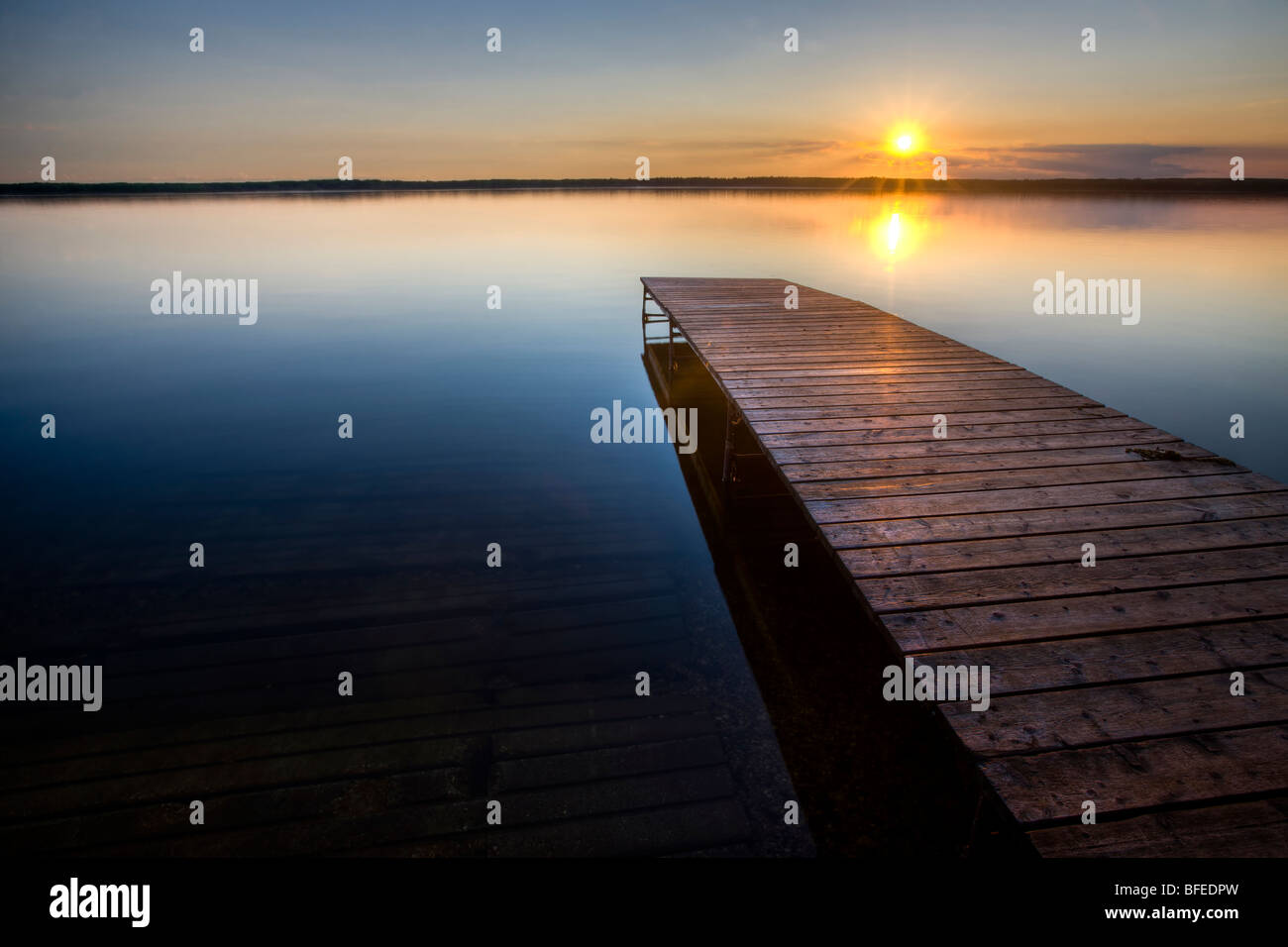 Coucher de soleil sur un quai en bois au lac Audy, Parc national du Mont-Riding, Manitoba, Canada Banque D'Images