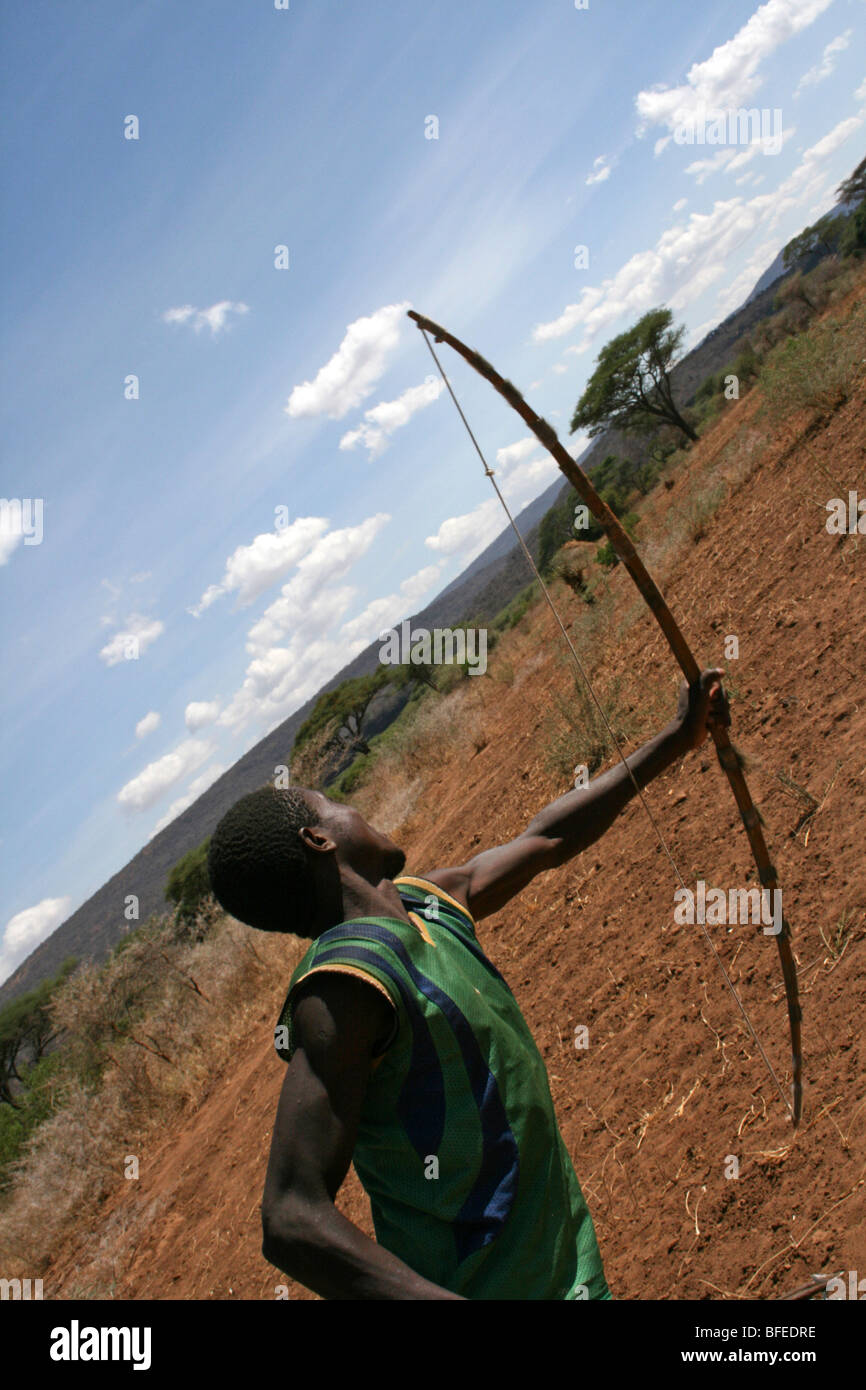 Tribu Hadza Feux Homme Flèche de hunting bow, pris près de Yaeda Chini, Tanzanie Banque D'Images