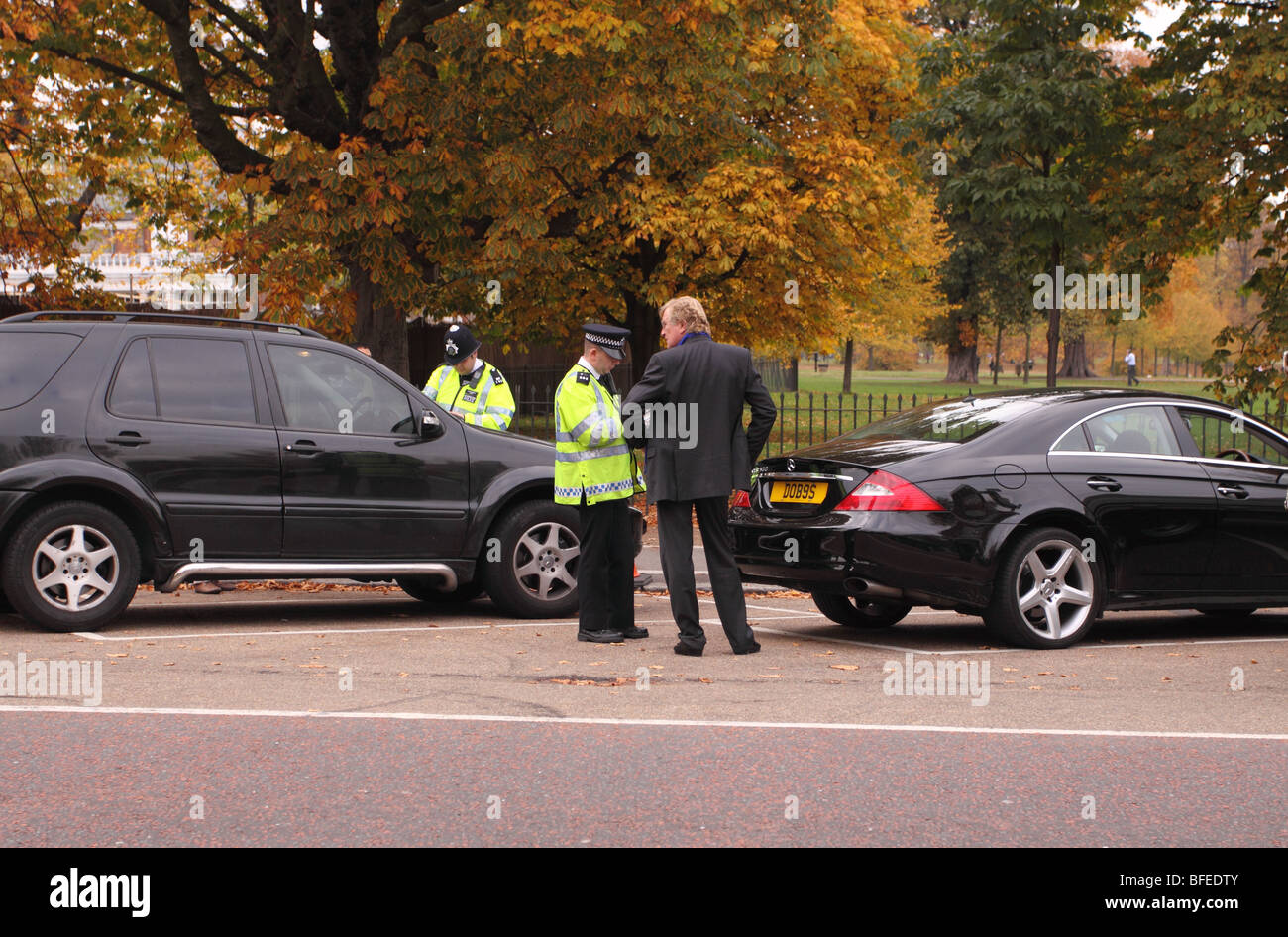 Agent de police métropolitaine de parler à un conducteur de voiture le long de l'entraînement du chariot de l'Ouest dans la région de Hyde Park Londres EDITORIAL UTILISEZ UNIQUEMENT Banque D'Images