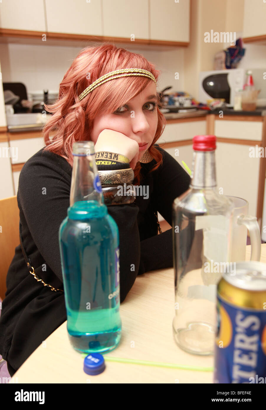 Teenage student girl s'enivrer sur alcoholpops et la bière Banque D'Images