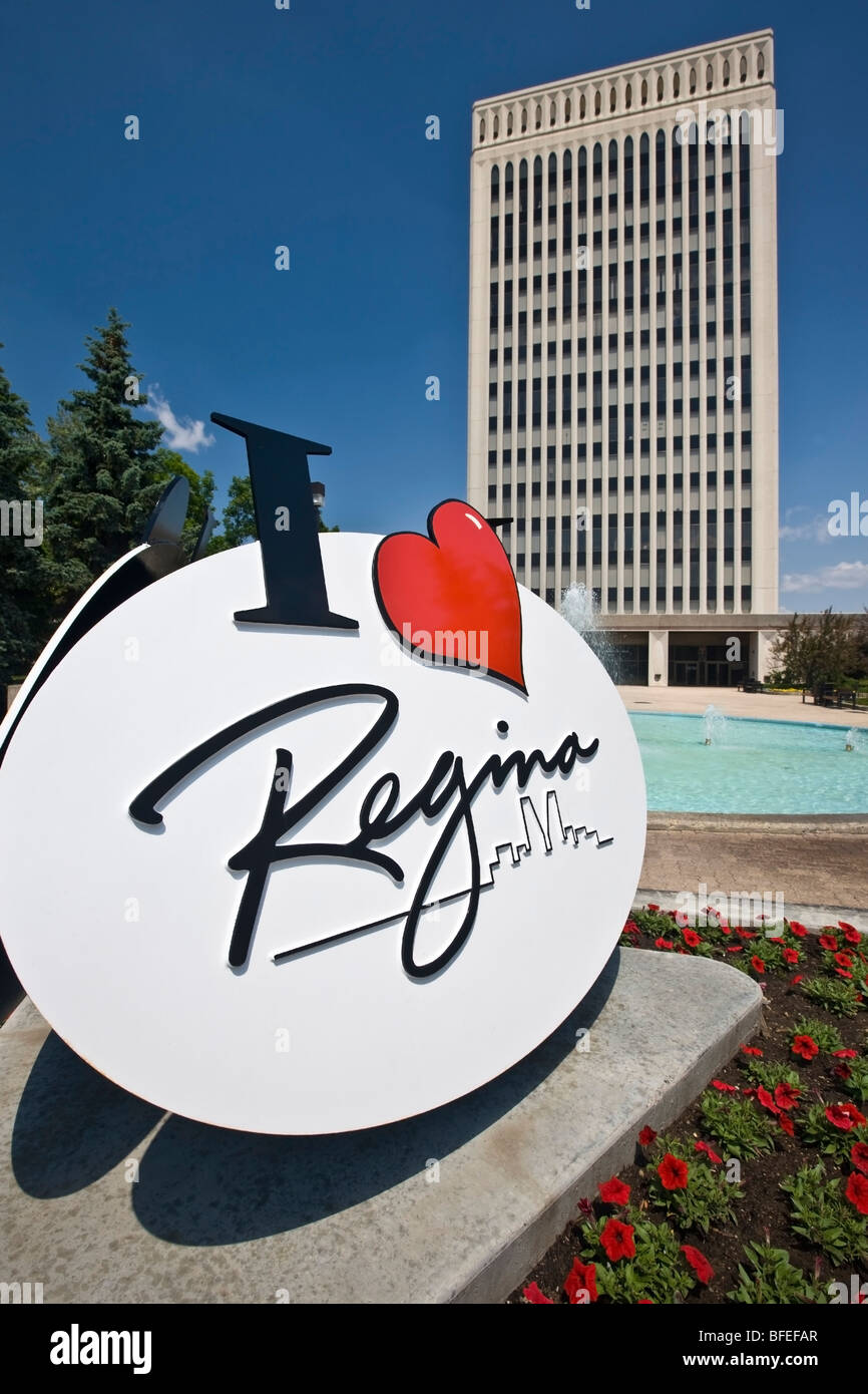 'J'aime' Regina signe, Hôtel de Ville et la fontaine dans la cour de la reine Elizabeth II, Regina, Saskatchewan, Canada Banque D'Images