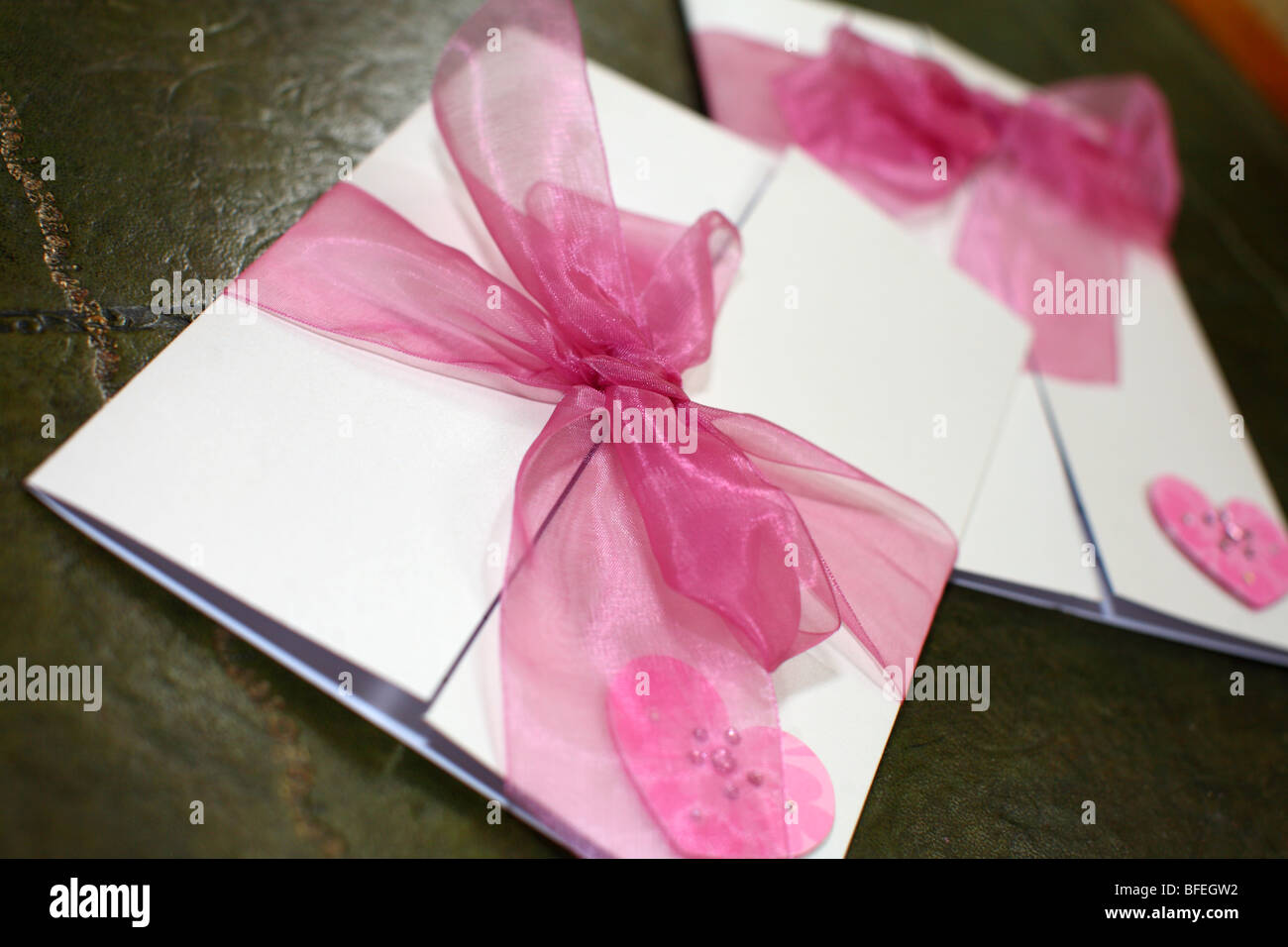 Coeur décoré en relief des invitations à une fête de mariage Banque D'Images