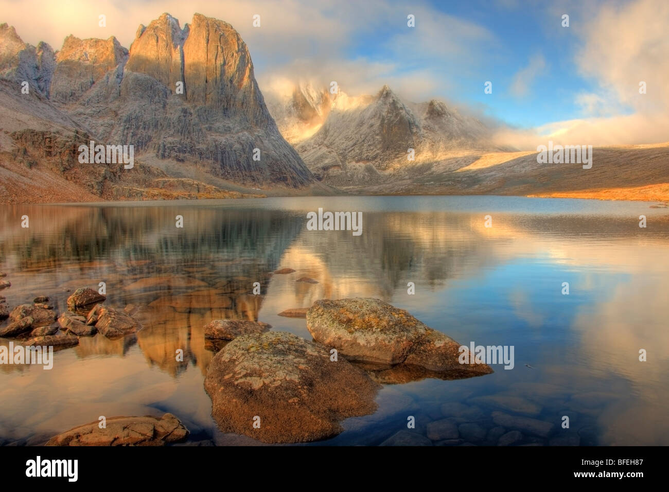 La lumière du matin sur le mont Monolith reflétant dans le lac diviser, Tombstone, Yukon, Canada Banque D'Images