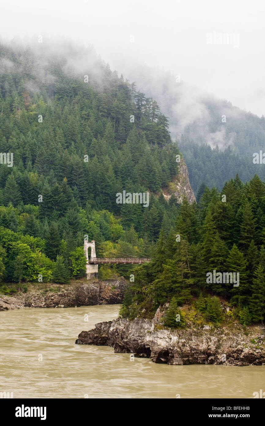 Pont au-dessus du fleuve Fraser, près de ville de Hope, en Colombie-Britannique, Canada Banque D'Images