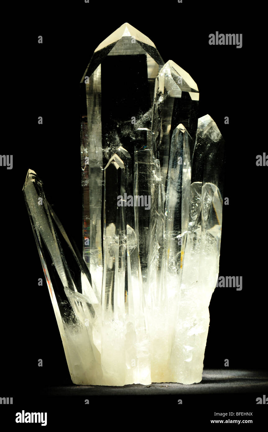 Cristaux de calcite claire Cluster, le carbonate de calcium CaCO3. Banque D'Images