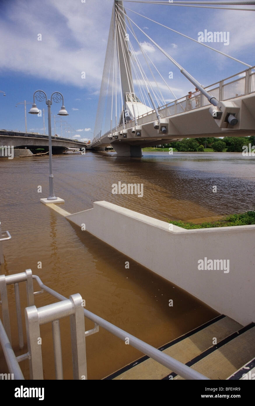 Pont de l'Esplanade Riel et inondées de la rivière Rouge, près de La Fourche, à Winnipeg, Manitoba, Canada Banque D'Images