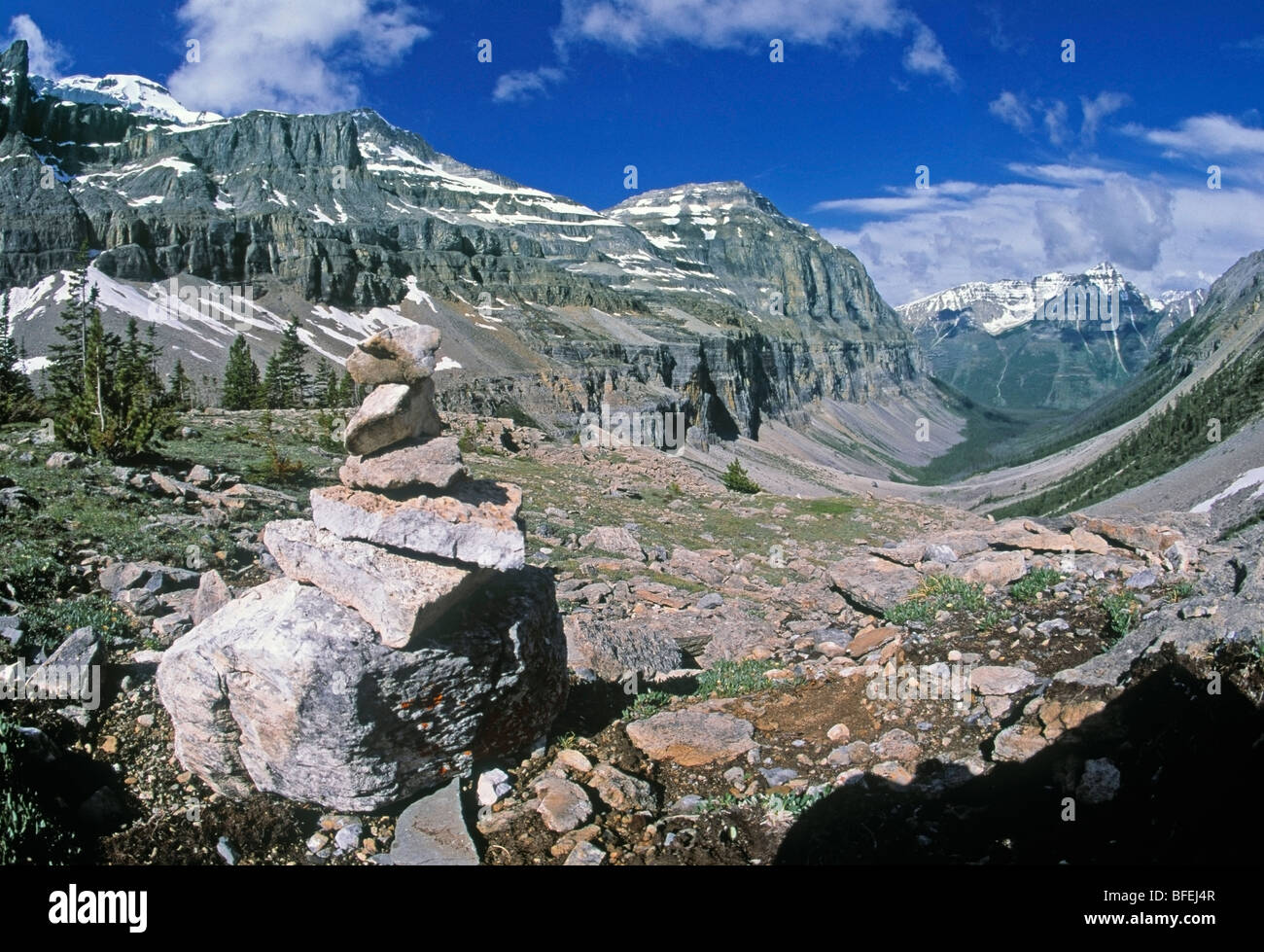 Rock cairn au sommet de la Stanley Glacier Trail, le Parc National de Kootenay, Colombie-Britannique, Canada Banque D'Images