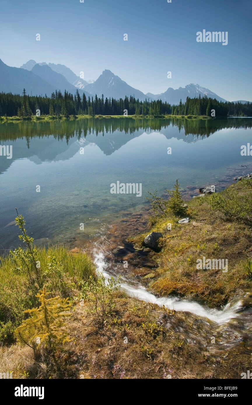 Le lac, le déversoir et l'élan de l'Opale, parc provincial Peter Lougheed, Kananaskis, Alberta, Canada Banque D'Images