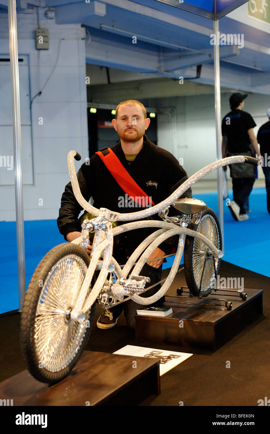 Ben Wilson designer de Swarovski Low Rider Bike d'une valeur d'environ 25000 €. Cycle Show. Londres 2009. Banque D'Images