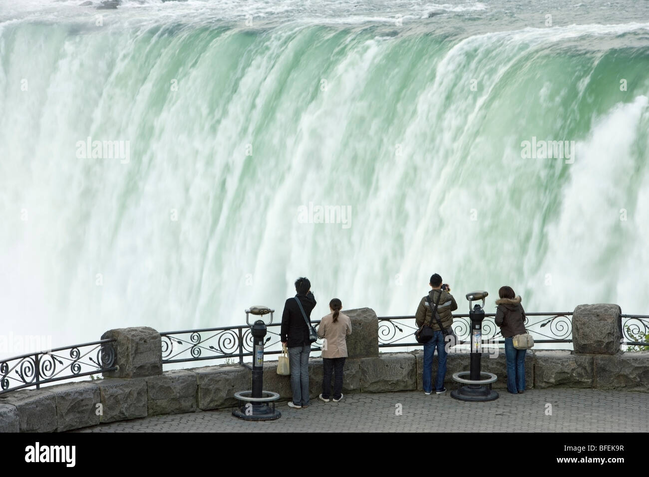 Les personnes à la recherche à Horseshoe Falls de Table Rock, Niagara Falls, Ontario Banque D'Images