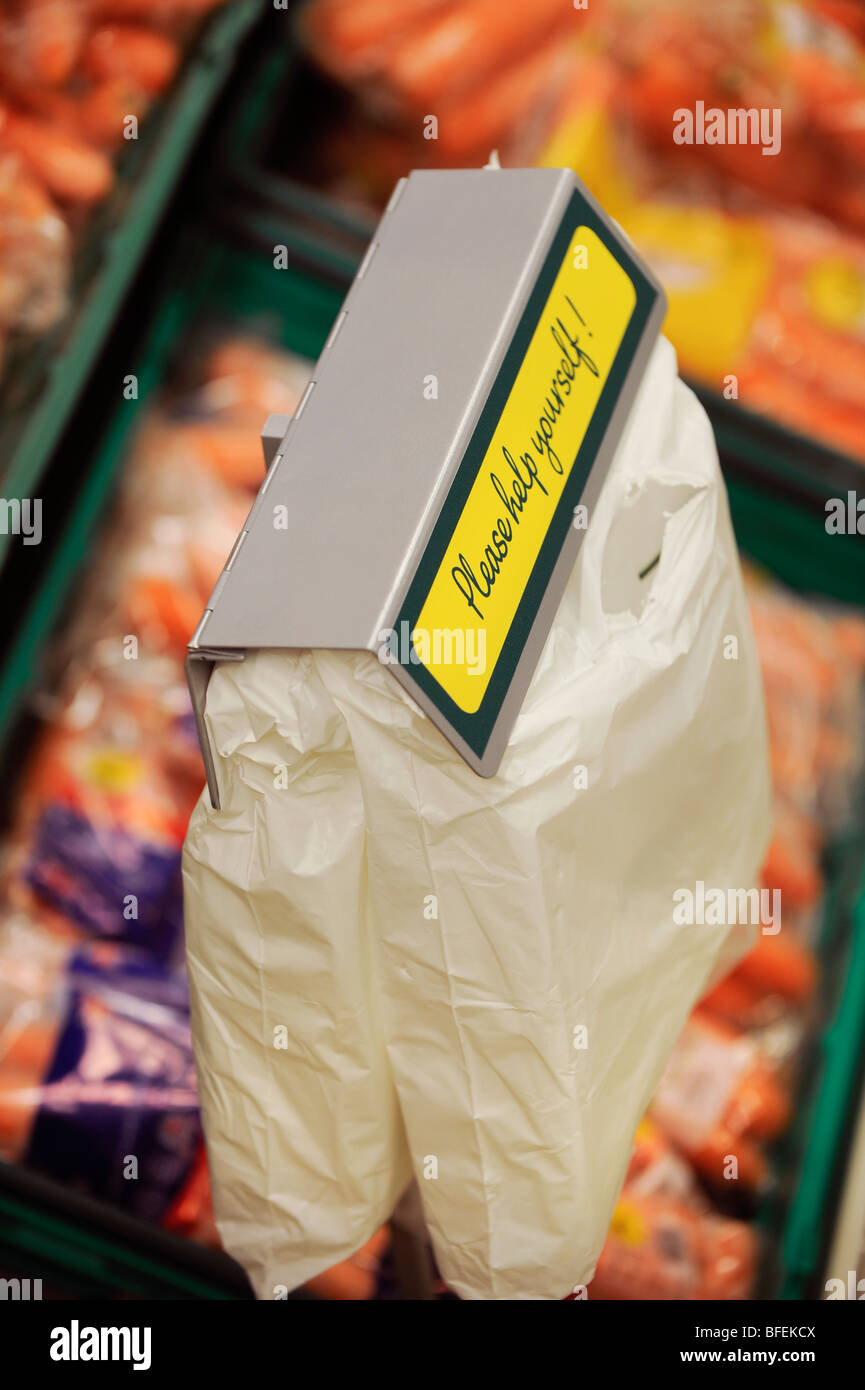 Un distributeur de sac à l'allée des fruits et légumes dans un supermarché Morrisons. Banque D'Images