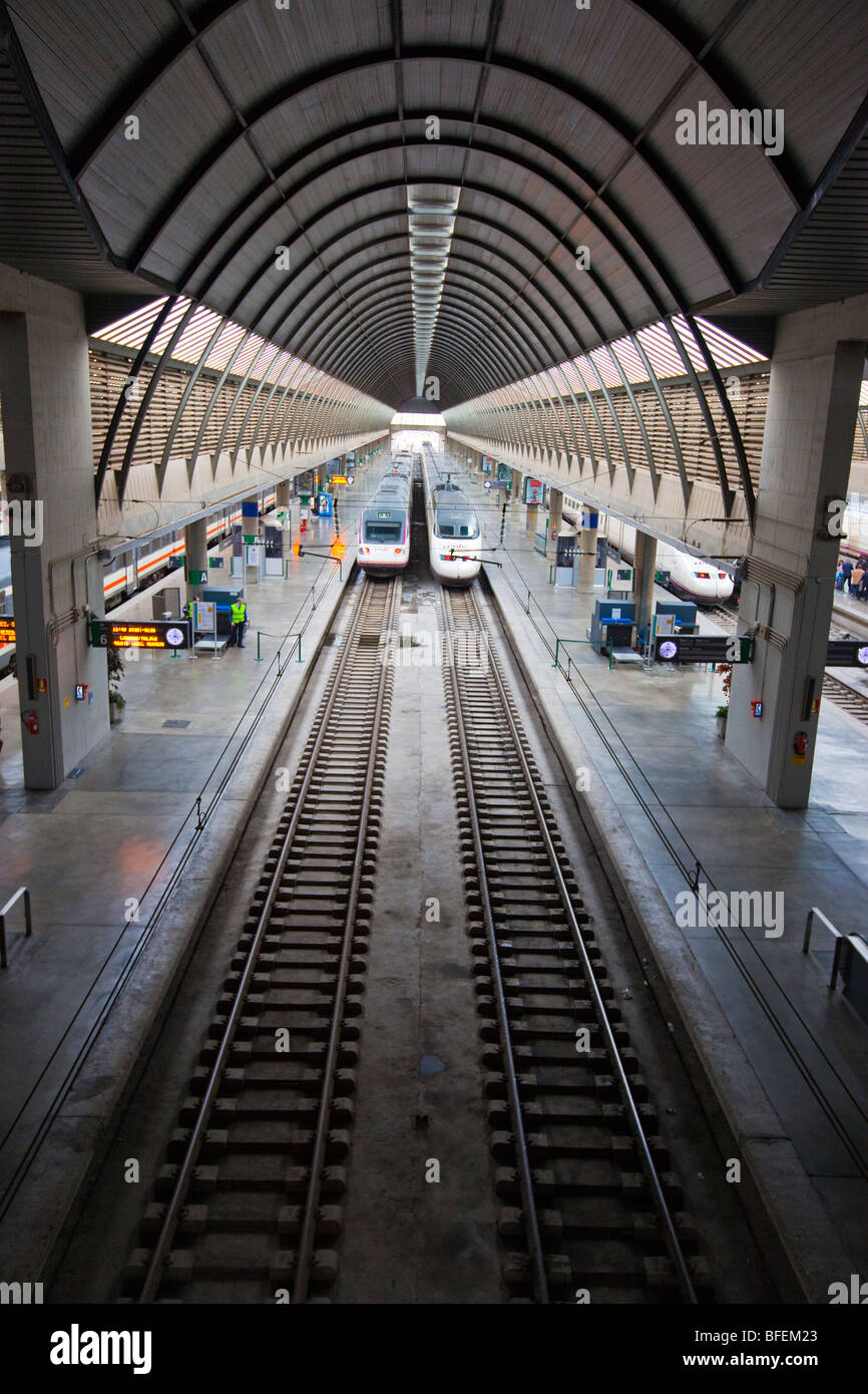 Renfe Train à Grande Vitesse à la gare de Santa Justa de Séville Espagne Banque D'Images