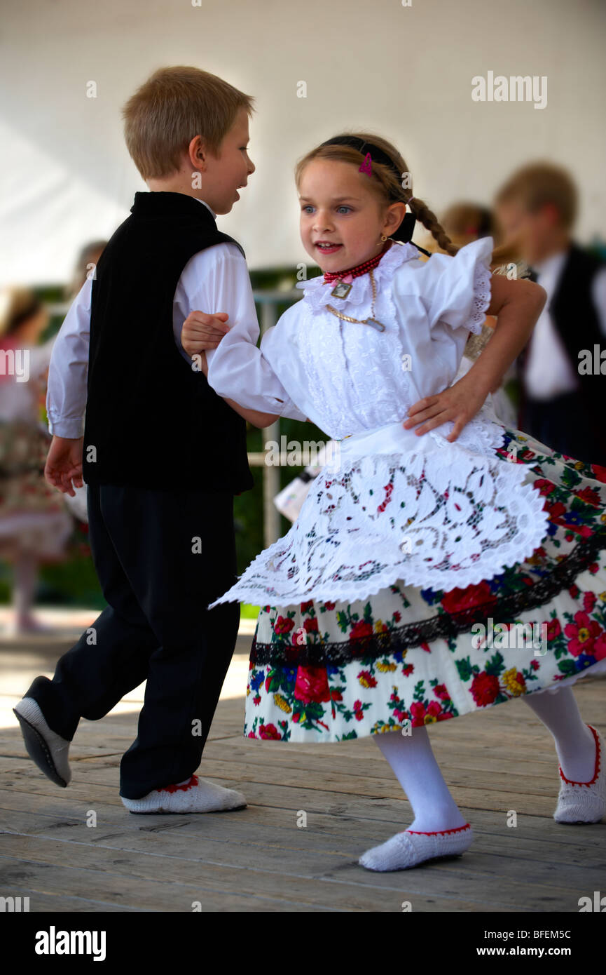 Les jeunes enfants Svab en vêtements traditionnels à danser à la fête des vendanges , Hajos (Haj s) Hongrie Banque D'Images