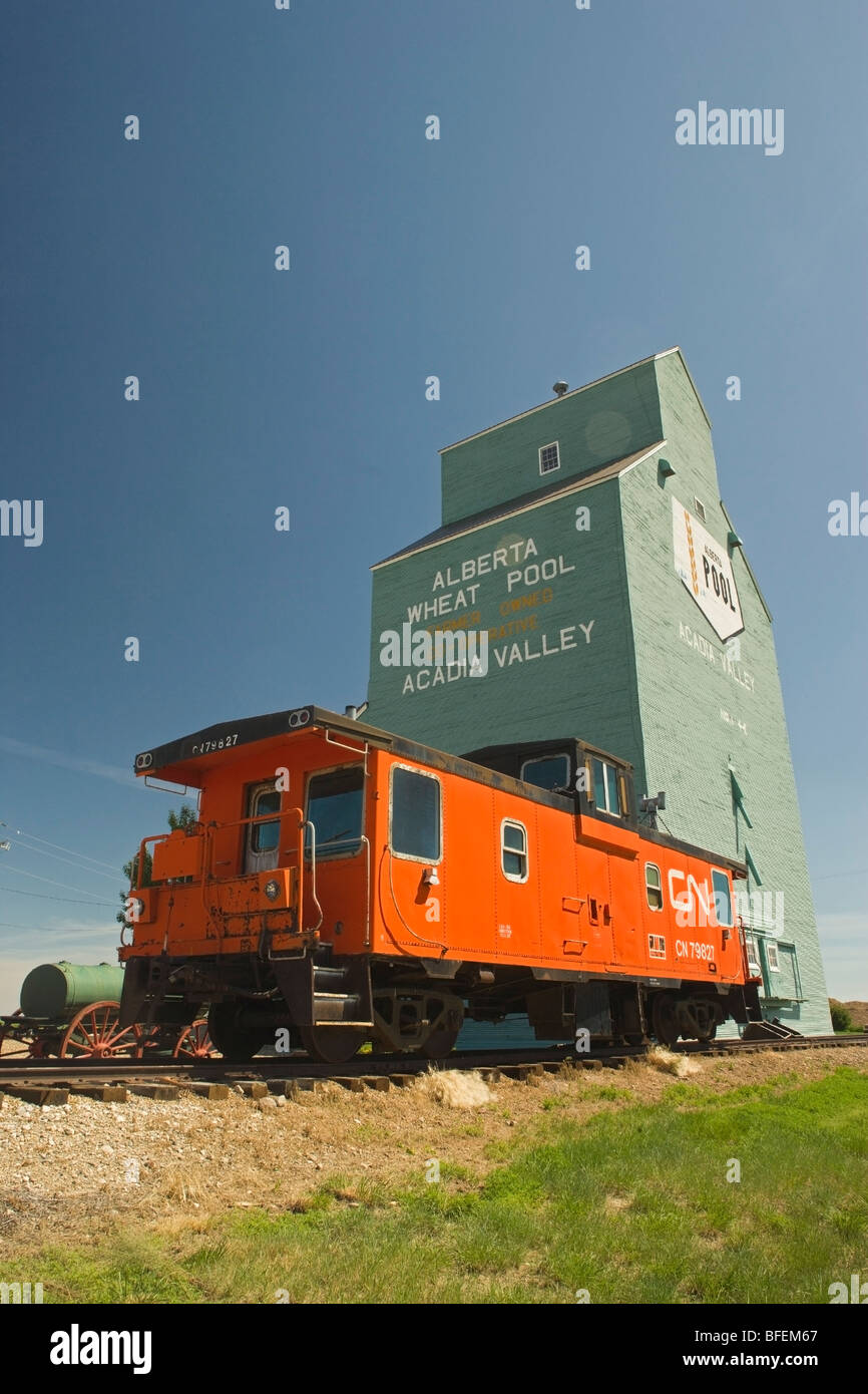 L'élévateur à grain et le train du CN à l'Acadia Valley, Alberta, Canada Banque D'Images