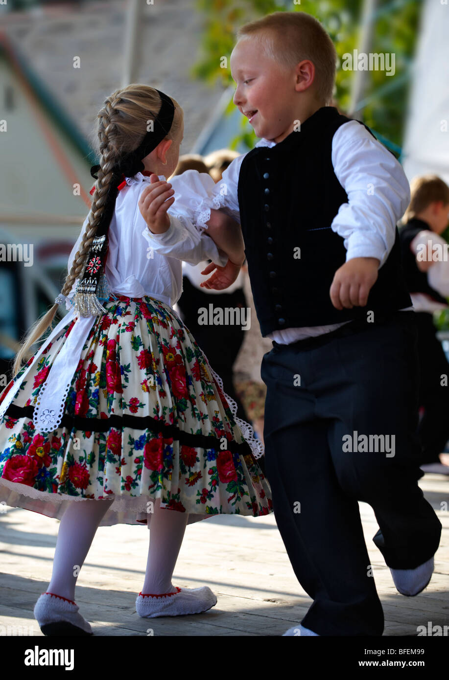 Les jeunes enfants Svab en vêtements traditionnels à danser à la fête des vendanges , Hajos (Haj s) Hongrie Banque D'Images