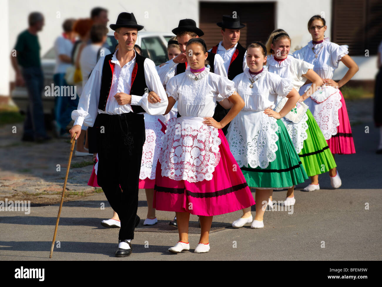 Les hommes et les femmes en robe traditionnelle Svab à la fête des vendanges, Hajos (Haj s) Hongrie Banque D'Images
