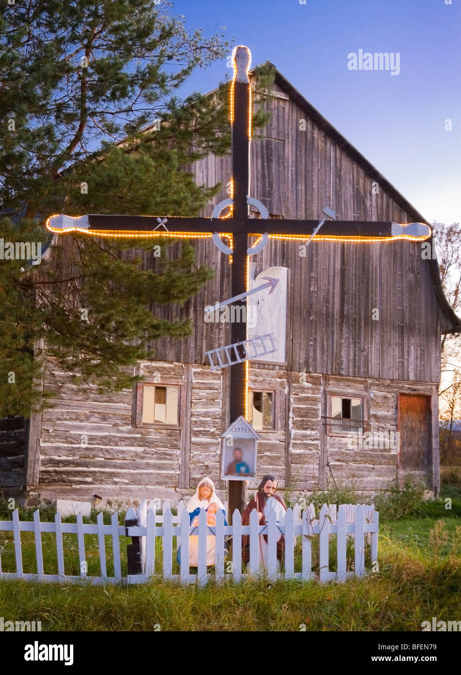 Croix et statues de la Vierge Marie, Joseph et l'enfant Jésus le long de la Route 362 dans les boulements, Charlevoix, Québec, Canada Banque D'Images