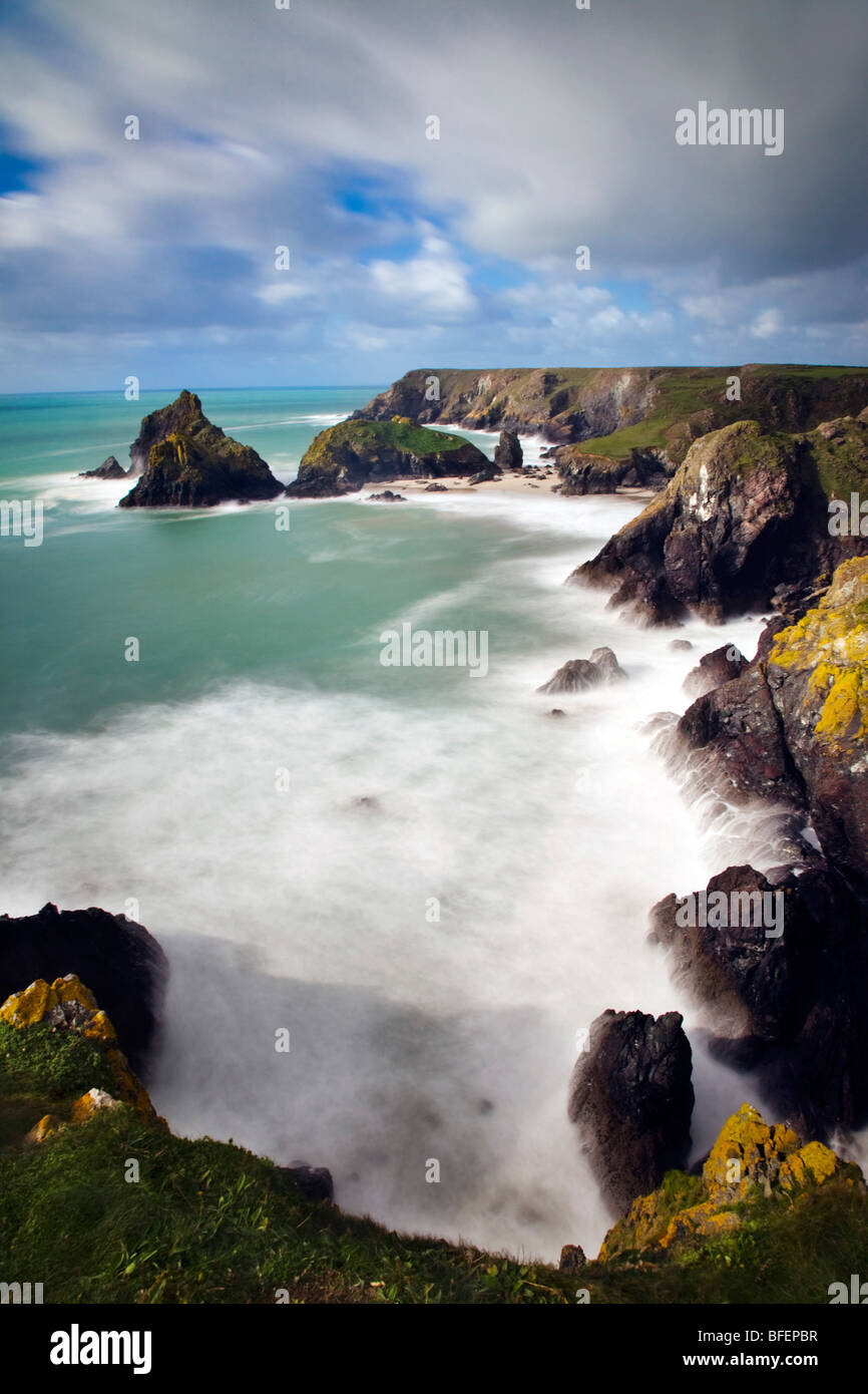 Kynance Cove et falaises environnantes ; Cornwall Banque D'Images