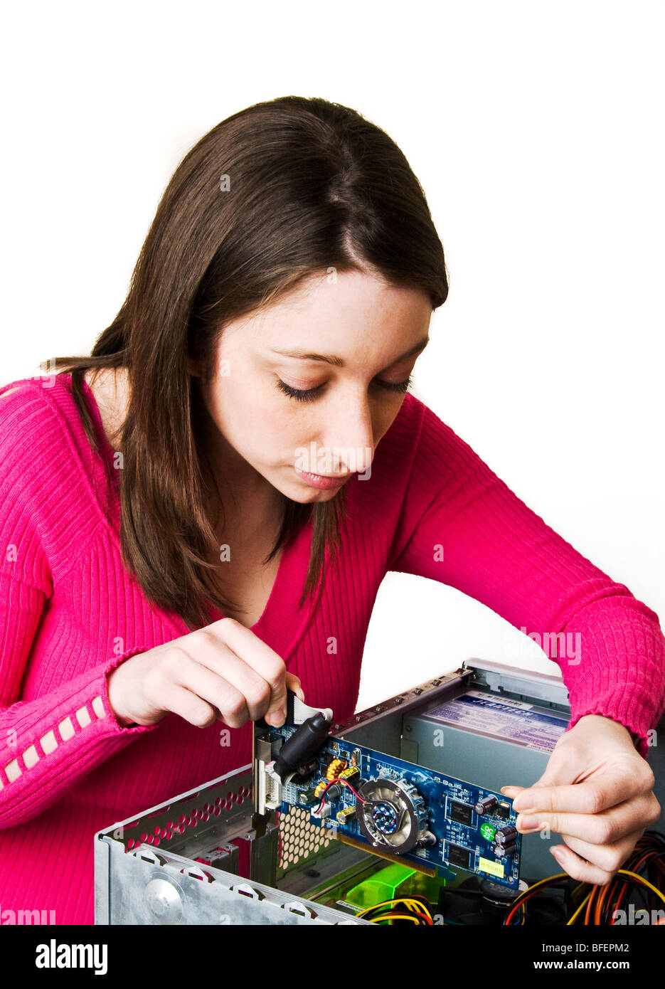 Jeune femme de la mise à niveau du matériel informatique Banque D'Images