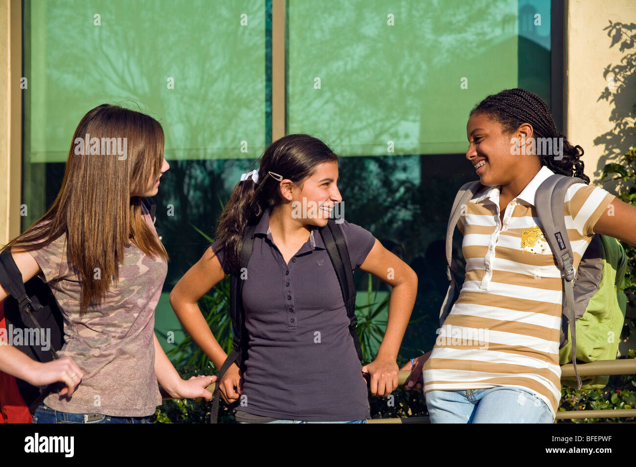 African American, hispanique et caucasienne haute junior filles sortir parler ensemble à l'extérieur après l'école. Californie M. ©Myrleen Pearson Banque D'Images