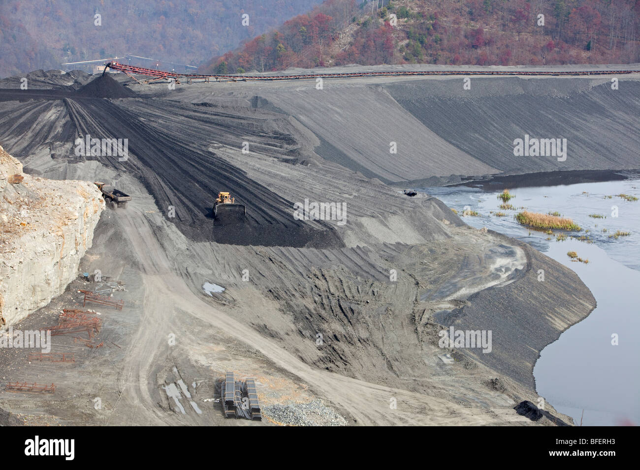 Les déchets de la mine de charbon de propagation bulldozer sur barrage Banque D'Images