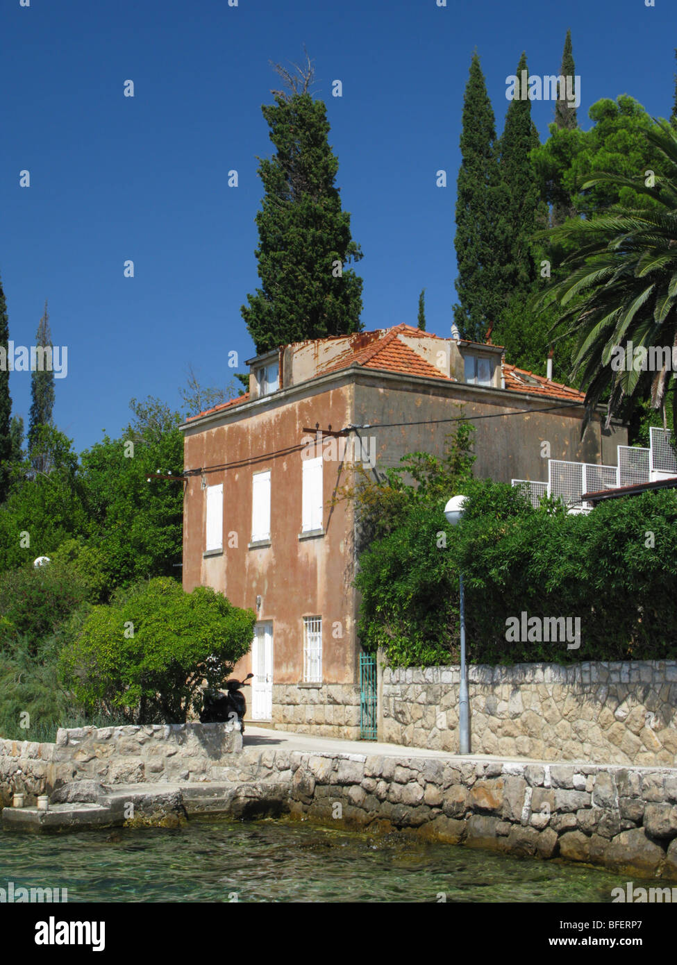 Avis de Donje Celo bay Kolocep Island près de Dubrovnik Croatie avec ancienne maison et villas Banque D'Images