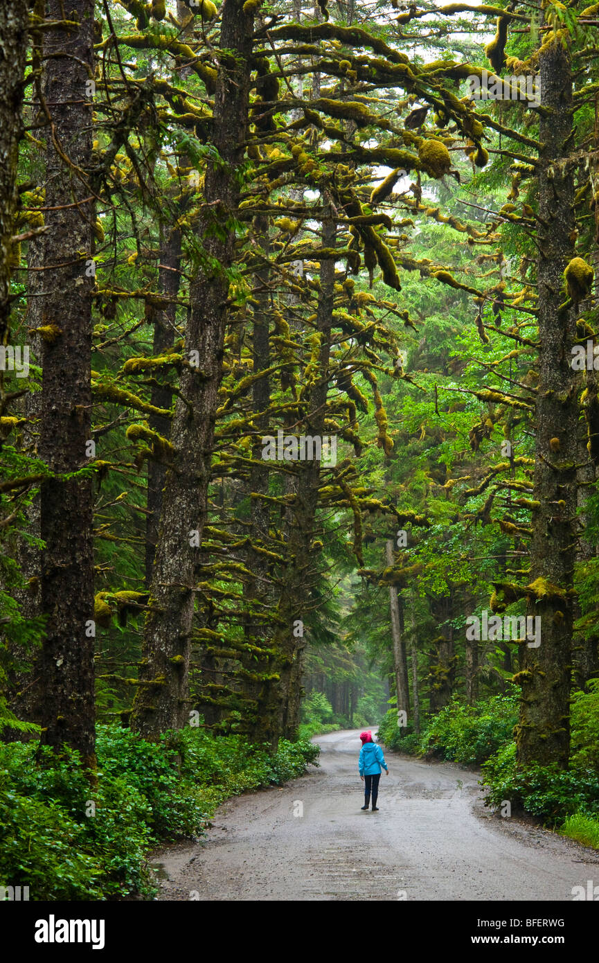 Jeune fille sur la route pour remorquer Hill, le Parc Provincial Naikoon, Queen Charlotte Islands, British Columbia, Canada Banque D'Images