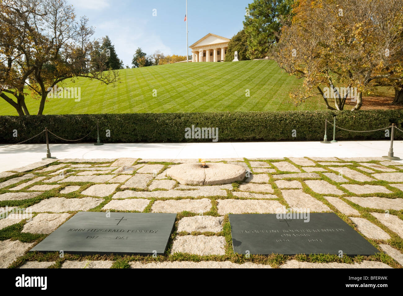 Les tombes du président John F Kennedy et de Jacqueline Kennedy Onassis, le cimetière d'Arlington, Washington DC USA Banque D'Images