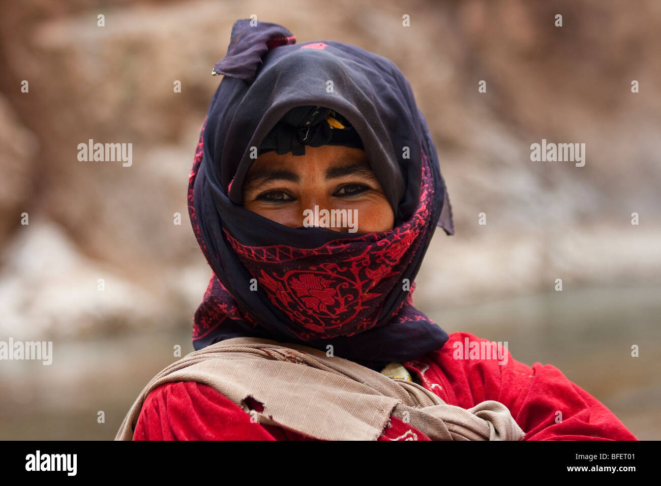 Femme musulmane dans Gorges de Todra au Maroc Banque D'Images