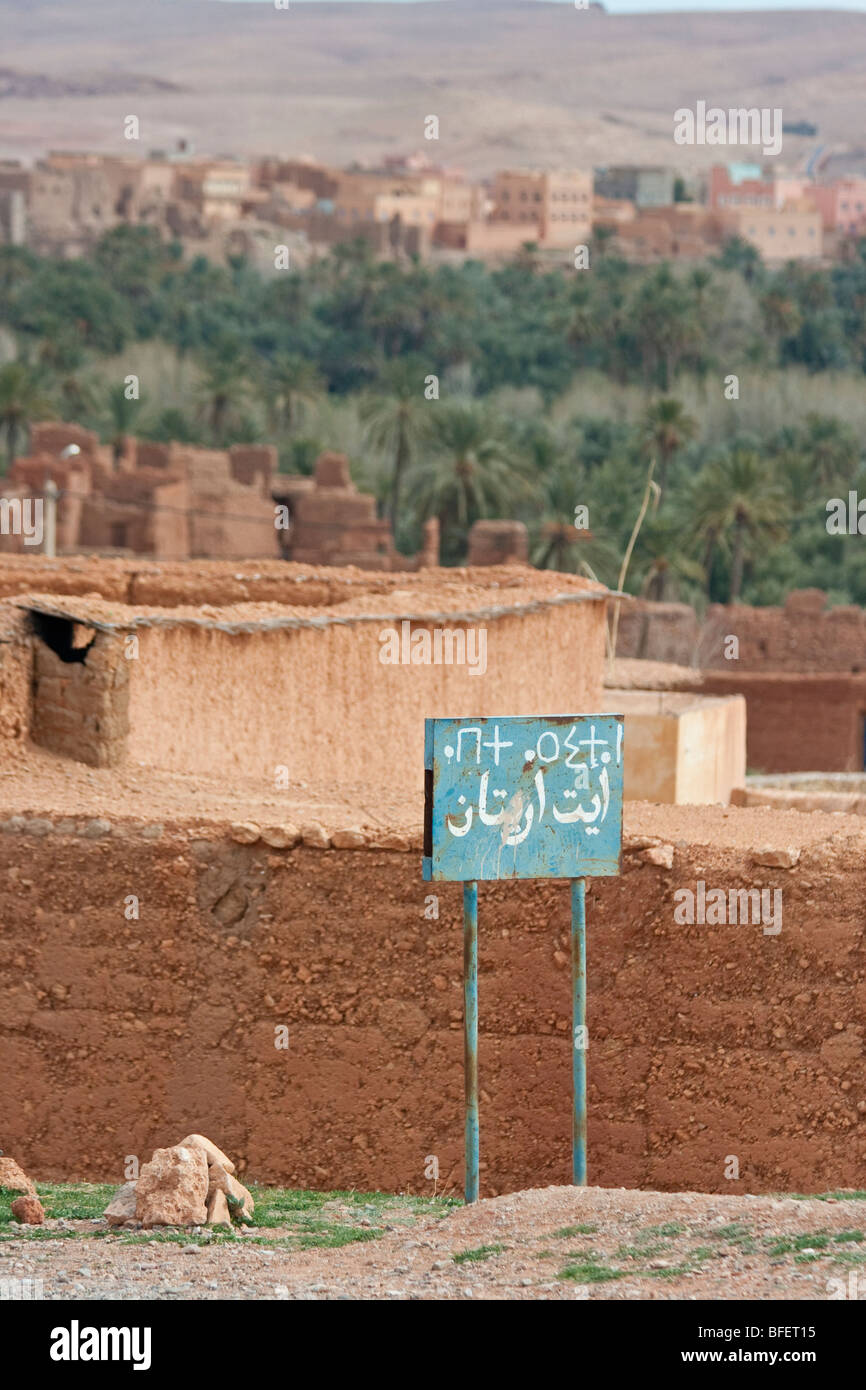 L'écriture berbère sur un panneau dans la Gorges de Todra au Maroc Banque D'Images